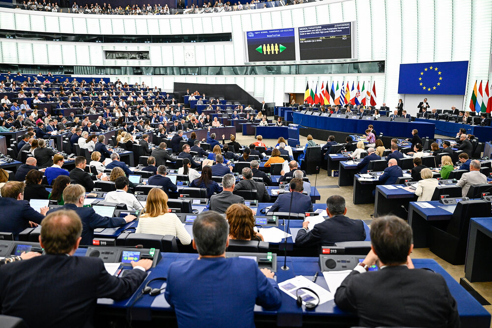 Photograph of Members voting at the European Parliament