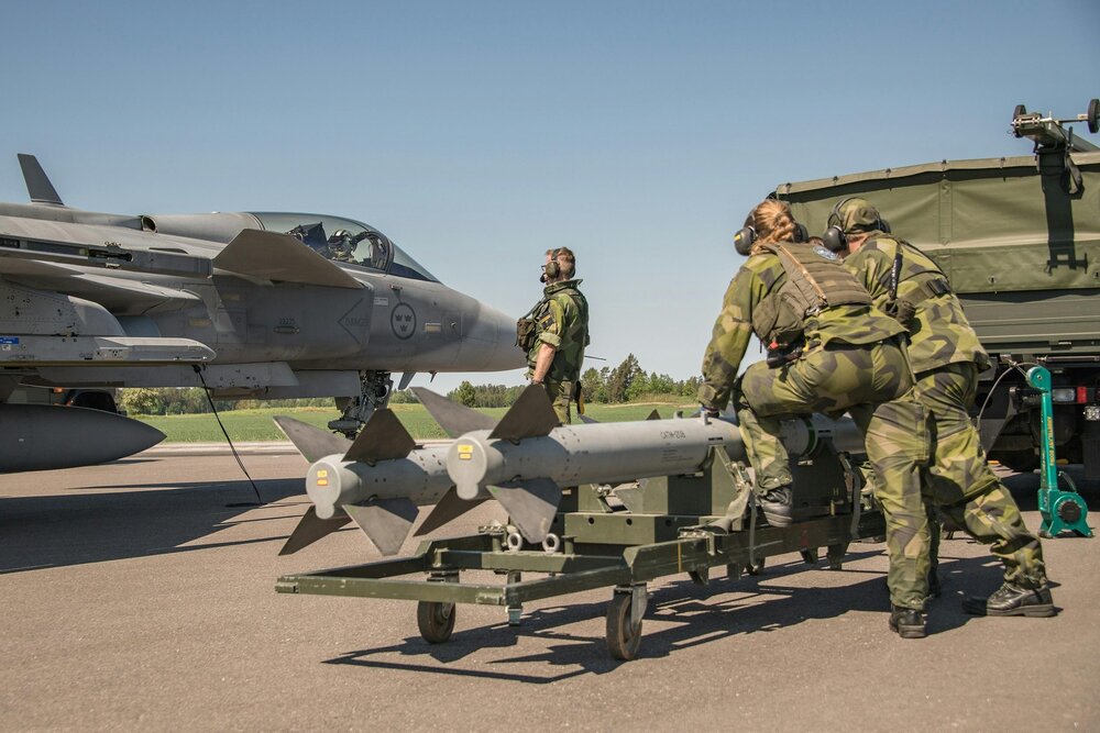 Army soldiers preparing weapon for fighter